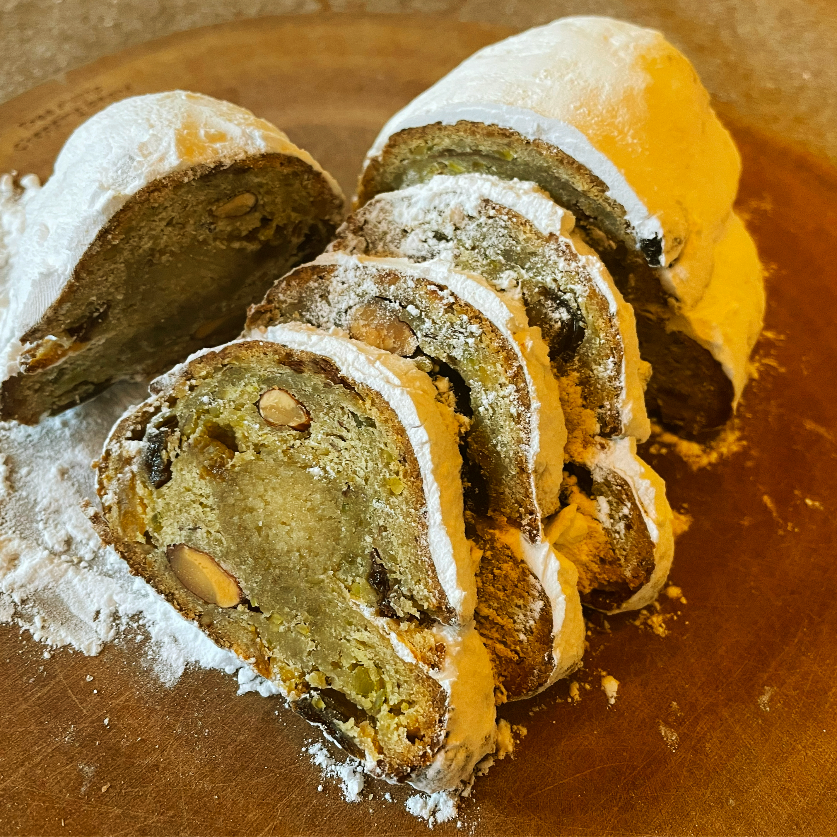 シュトーレンの断面 - ドライフルーツとマジパンがぎっしり